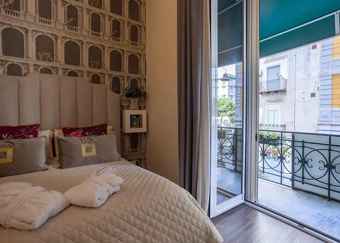 Domus Deorum Deluxe 4* Neapol