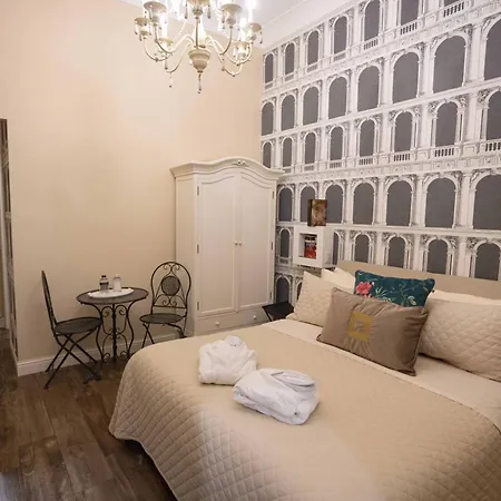 Domus Deorum Deluxe 2* Naples