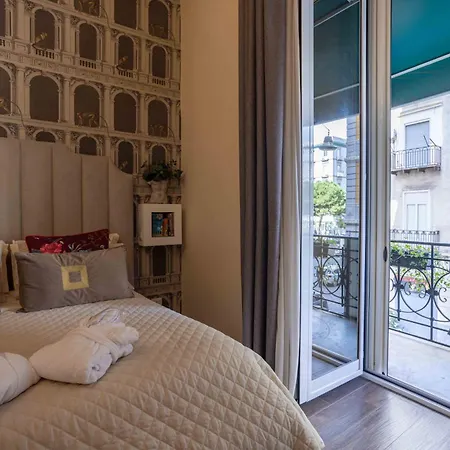 Domus Deorum Deluxe 4* Neapol