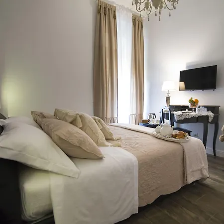 Domus Deorum Deluxe 4* Neapol